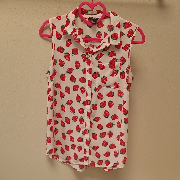Forever 21 Tops - Forever 21 Strawberry Print Sleeveless Button-Up Blouse